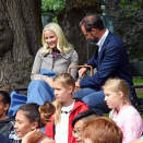 Sommeren 2016 var det parkbibliotek i lysthuset i Slottsparken - noen torsdager med høytlesning for barn. Kronprinsparet fikk høre Brødrene Løvehjerte. Foto: Sven Gj. Gjeruldsen, Det kongelige hoff